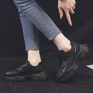 New women's low-top sneaker